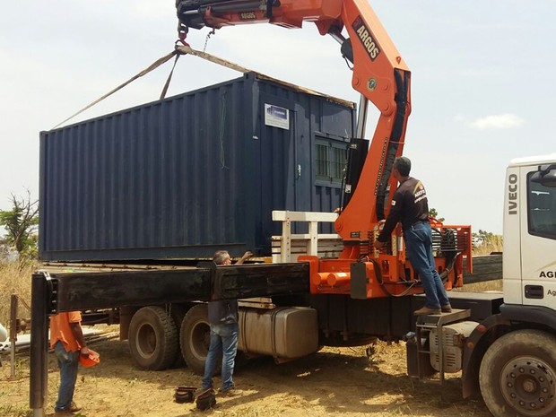 Contêiner instalado em área pública do Lago Norte é rebocado (Foto: Agefis/Divulgação) Contêiner instalado em área pública do Lago Norte é rebocado (Foto: Agefis/Divulgação)