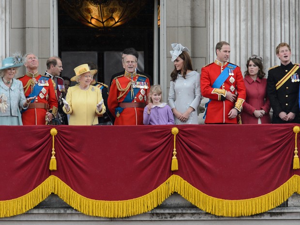 De amarelo, rainha Elizabeth II comemora aniversário de 86 na sacada do Palácio de Buckingham e cercada por membros da família real (Foto: Leon Neal/AFP)