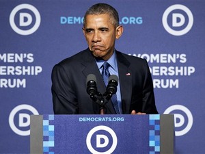 O presidente dos EUA, Barack Obama, imita o famoso gato mal humorado da internet (Foto: AP Photo/Jacquelyn Martin)