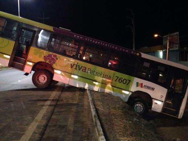 Ônibus ficou na transversal da pista (Foto: Divulgação/Polícia Rodoviária Federal)