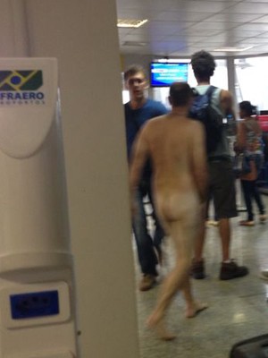 Homem tirou a roupa em aeroporto, após ter surto (Foto: Gilberto Leda/O Estado)