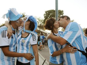 Casais argentinos apaixonados dão beijo próximo ao Maracanã (Foto: Alexandre Durão / G1)