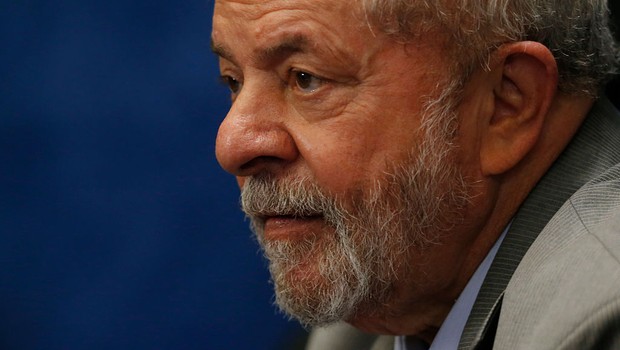 O ex-presidente Luiz Inácio Lula da Silva assiste à sessão de julgamento do impeachment de Dilma Rousseff (Foto: Igo Estrela/Getty Images)