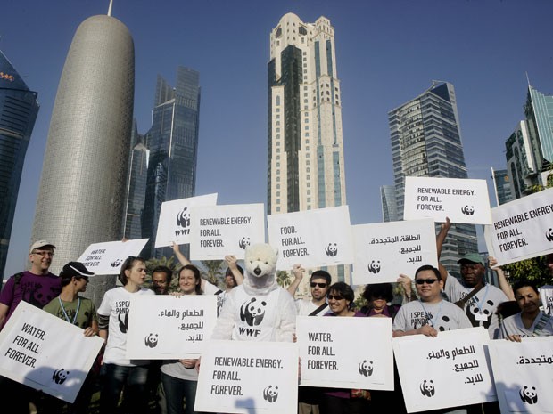 Ativistas ambientais caminharam neste sábado (1º) pelas ruas de Doha, no Qatar, durante protesto que pede a países mais atitude nas negociações climáticas da ONU que acontecem na cidade asiática desde a última segunda-feira. Na foto, manifestantes se vestiram de urso polar (Foto: Osama Faisal)