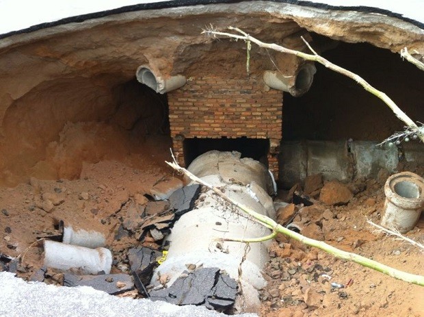 Corpo de Bombeiros do RN interditou entorno do buraco aberto pelas chuvas em Natal (Foto: Caroline Holder/G1)