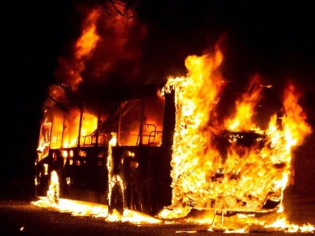 Ônibus incendiado em Formiga (Foto: Polícia Militar/ Divulgação) Ônibus incendiado em Formiga (Foto: Polícia Militar/ Divulgação)