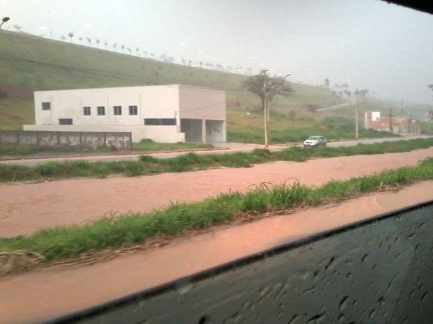 Rua Joaquim Batista Paiva ficou inundada em Varginha (Foto: Marcelo Amaral)