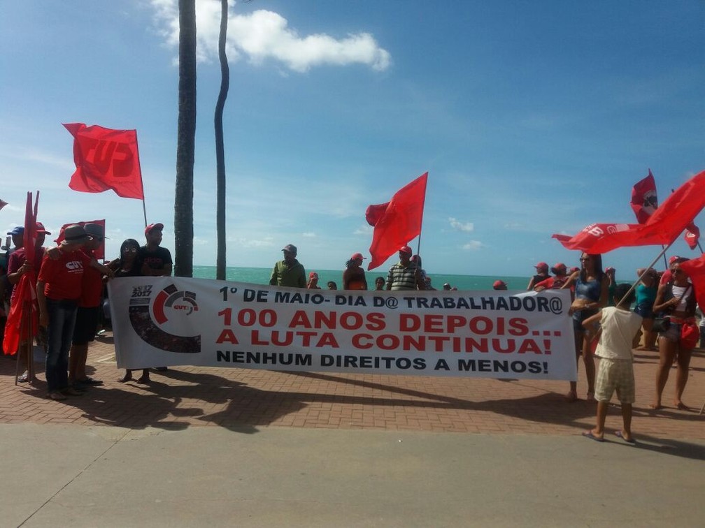 Manifestantes se reuniram na orla de Maceió (Foto: Suely Melo/G1)