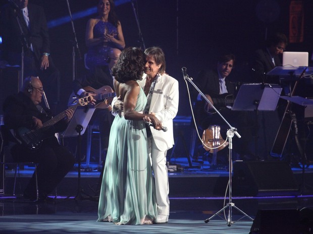 Glória Maria com Roberto Carlos em show no Rio (Foto: Claudio Andrade/ Foto Rio News) Glória Maria com Roberto Carlos em show no Rio (Foto: Claudio Andrade/ Foto Rio News)