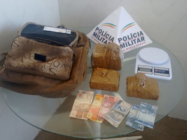 Droga estava na bolsa que era levada pelo suspeito (Foto: Polícia Militar/Divulgação)