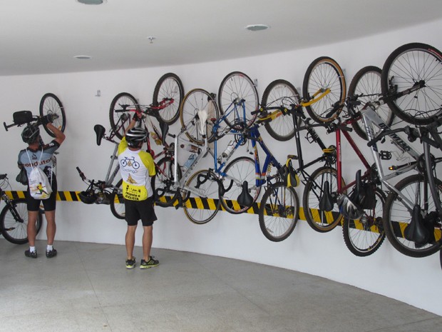 O bicicletário é montaddo com 20 suportes em uma área que também conta com vestiários. A intenção é promover o percurso ao trabalho de bicicleta. (Foto: Willian Farias/ G1)