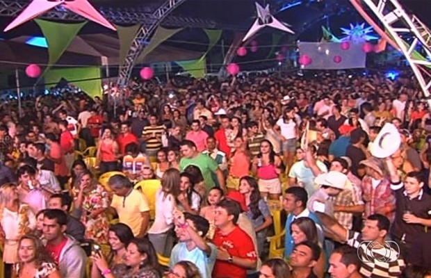 Os foliões se reuniram para dançar ao som de Cristiano Araújo em Porangatu, Goiás (Foto: Reprodução/TV Anhanguera)