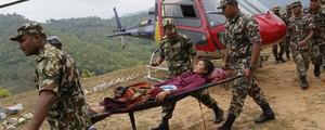 Terremoto afeta 8 milhões no Nepal, diz ONU; mortes passam de 4 mil (Wally Santana/AP)