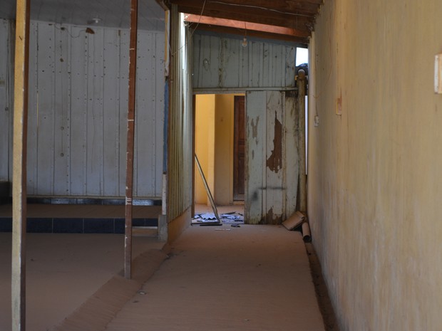 Na perseguição, suspeito caiu de telhado de casa (Foto: Eliete Marques/ G1)