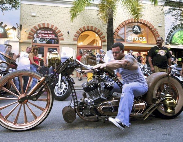 Motociclista em evento da Flórida, que reúne quase 10 mil motociclistas em evento para angaror fundos para instituições de caridade. (Foto: Bert Budde/Florida Keys News Bureau/Reuters)