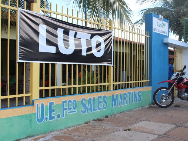 Faixa com palavra luto foi anexada em frente a escola das garotas em Castelo (Foto: Gilcilene Araújo/G1)