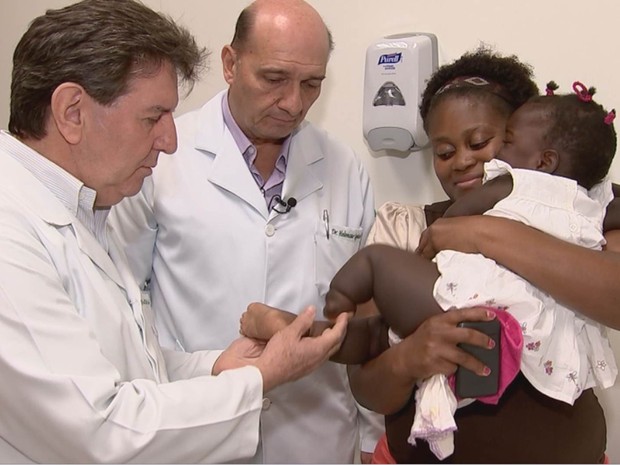 Jéssica Unguica passa por tratamento para corrigir má formação na perna (Foto: Reprodução / TV TEM)