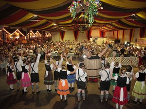 Danças e competições típicas são atrações diárias da festa (Foto: Martin Rumberger/Divulgação)