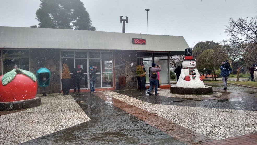 Moradores e turistas foram até a praça de São Joaquim para ver a neve (Foto: Gabriela Machado/RBS TV)