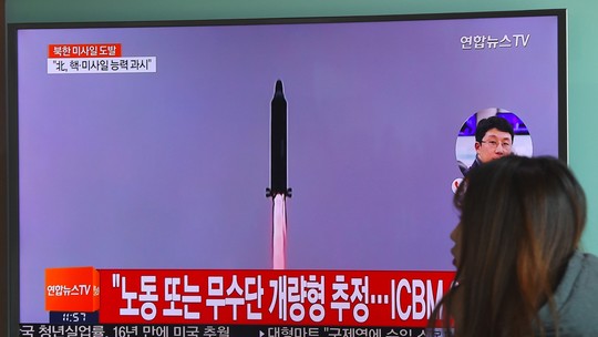 Resultado de imagem para Líder norte-coreano, Kim Jong Un, guia teste de míssil Pukguksong-2