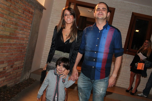 Humorista Carioca, parceiro de Ceará no 'Pânico', posa com a mulher e o filho (Foto: Manuela Scarpa/Foto Rio News)