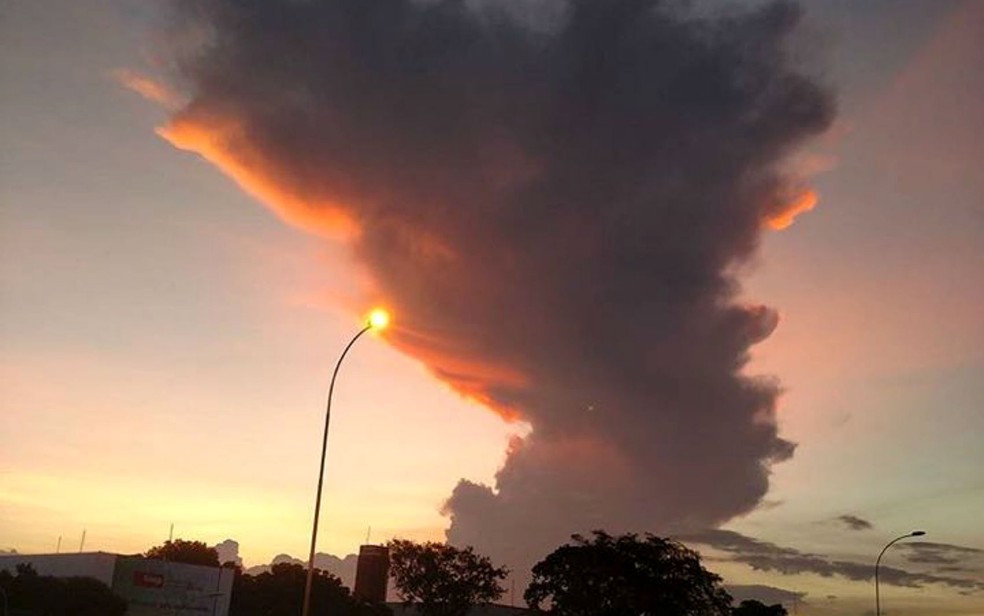 Núvem gigante tampa pôr do sol em Brasília e provoca femônomo ótico (Foto: Lucas Delofe/Reprodução)