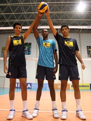 Trio de gigantes da seleção brasileira infantil masculina de vôlei (Foto: Alexandre Arruda/CBV)