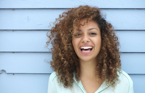 Saiba como deixar o cabelo cacheado bonito com técnicas diferentes