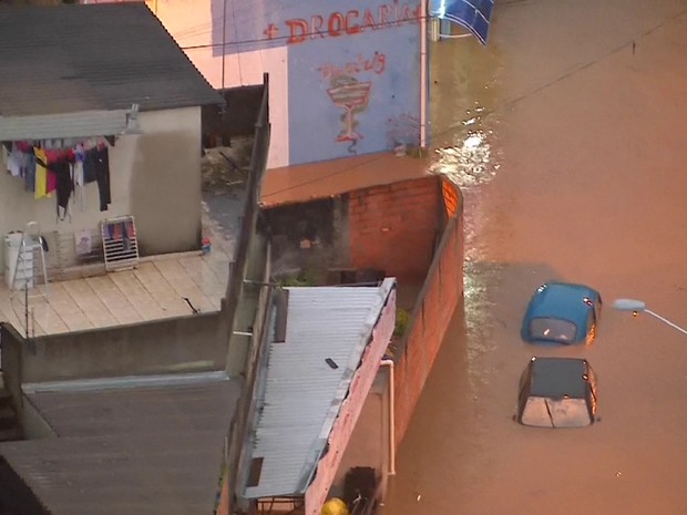 Enchente em rua da Zona Leste de São Paulo (Foto: Reprodução/ TV Globo)