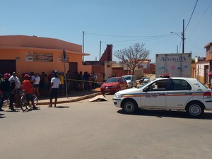 Crime ocorreu após vítima entregar leite em padaria do Bairro Carmelo. (Foto: Thiago França/G1)