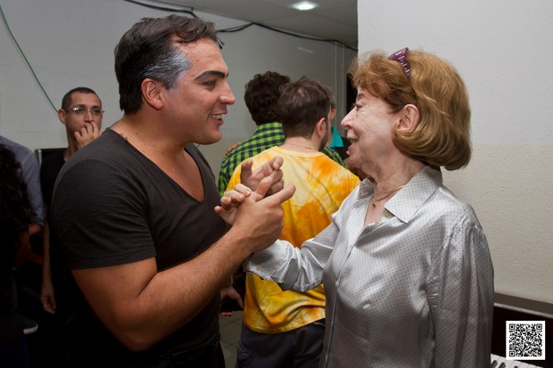 Daniel Boaventura recebe o carinho de Fernanda Montenegro após sessão de peça no Rio (Foto: Ricardo Nunes/ Divulgação)