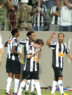 Ronaldinho Gaúcho e Jô comemoram gol do Atlético-MG (Foto: EFE)
