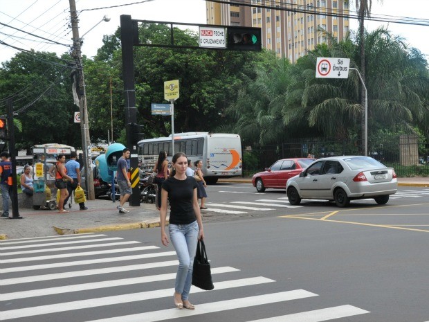 Trânsito no cruzamento da Afonso Pena com a 13 de Maio, no Centro de Campo Grande (Foto: Fernando da Mata/G1 MS)