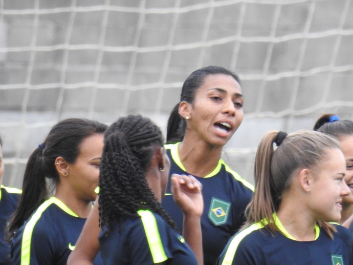 Bruna Benites durante treino da seleção brasileira feminina (Foto: Cíntia Barlem)