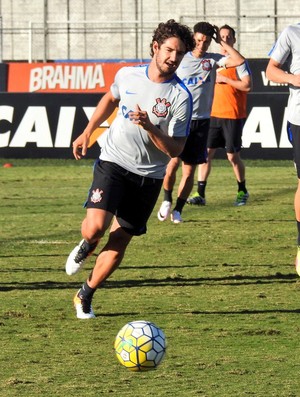 Primeiro a chegar, último a sair: Pato faz treino com bola no Corinthians