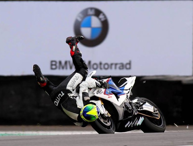 Acidente de Alexandre Barros durante treino livre do Brasileiro de Motovelocidade em Interlagos (Foto: Vanderley Soares / divulgação)