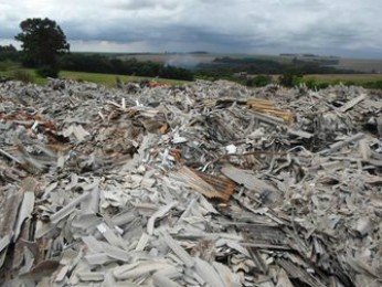 Telhas de amianto estão depositadas provisoriamente em terreno (Foto: MP-PR / Divulgação)