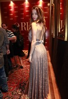 Bianca Müller aposta em vestido com decotão em festa da novela 'O rebu'
