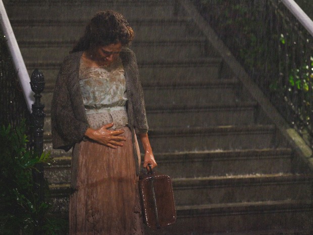 Isabel é demitida da casa de Madame Besançon (Foto: Lado a Lado/Tv Globo)