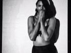 Kendall Jenner sensualiza de lingerie com cinta-liga e requebra o quadril