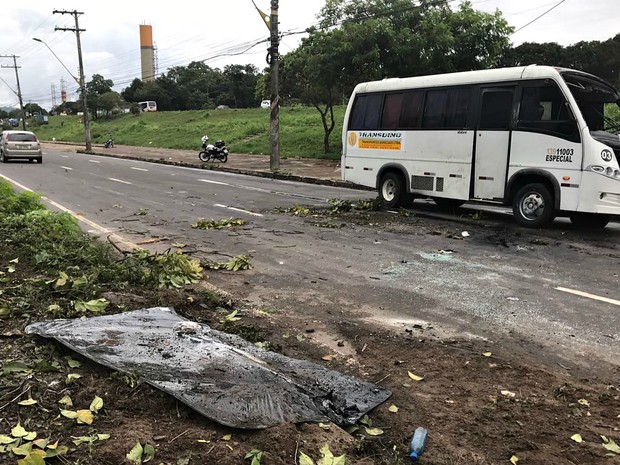 G1 Motorista fica ferido após ônibus tombar em avenida de Manaus