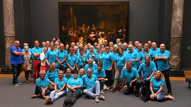  Alguns dos voluntários da ONG no Rijksmuseum, de Amsterdã  (Foto: Stichting Ambulance Wens)