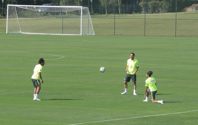 نيمار و فريد و مرسيلو يغازلون الكورة في غرانجا Comary Neymar-canonico