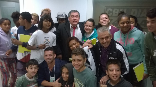 Jornalista Mário Motta e Roberto Alves posaram com os alunos (Foto: RBS TV/Divulgação)