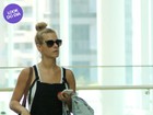 Look do dia: Carolina Dieckmann usa macacão para passear em shopping