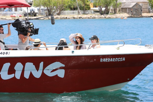 Equipe filma irmãs Kardashians em passeio de barco (Foto: X17)