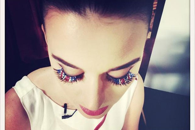 Katy Perry postou no Twitter uma foto em que aparece mostrando os cílios com as cores da bandeira britânica (Foto: Reprodução/Twitter)