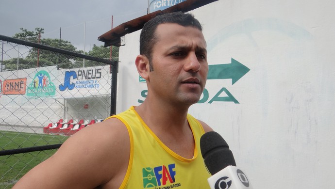 José Reinaldo Figueiredo, árbitro (Foto: Leonardo Freire/GLOBOESPORTE.COM) José Reinaldo Figueiredo, árbitro (Foto: Leonardo Freire/GLOBOESPORTE.COM)