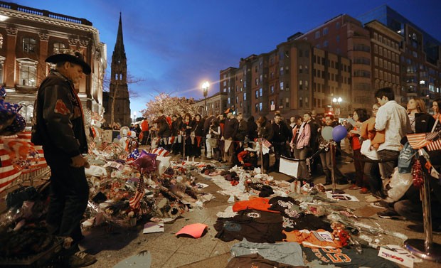 Em Boston, vigília ocorreu no pequeno memorial feito para homenagear as vítimas do atentado. Quem passa pelo local coloca flores e participa da vigília (Foto: Mario Tama/Getty Images/AFP )