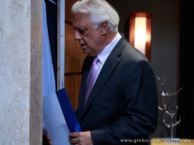 César guarda documento no cofre (Foto: Ellen Soares/ TV Globo)